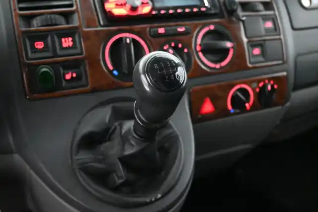 Harmaa Henkilöauto, Volkswagen Transporter – ASI-848