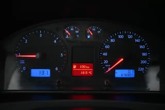 Harmaa Henkilöauto, Volkswagen Transporter – ASI-848
