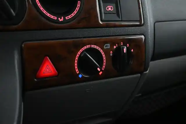 Harmaa Henkilöauto, Volkswagen Transporter – ASI-848