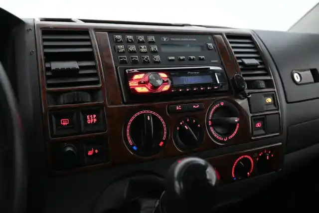 Harmaa Henkilöauto, Volkswagen Transporter – ASI-848