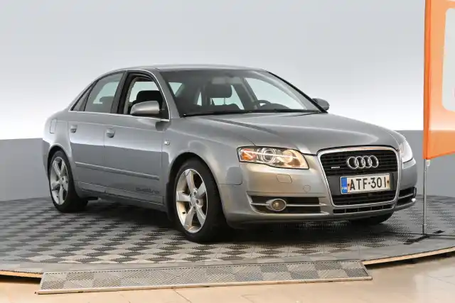 Harmaa Sedan, Audi A4 – ATF-301