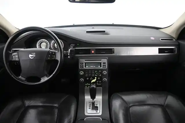 Harmaa Farmari, Volvo XC70 – AVY-987