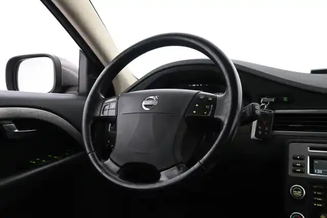 Harmaa Farmari, Volvo XC70 – AVY-987