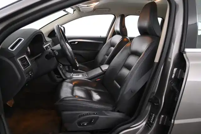 Harmaa Farmari, Volvo XC70 – AVY-987
