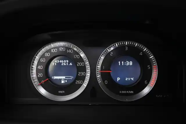 Harmaa Farmari, Volvo XC70 – AVY-987