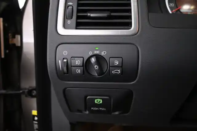 Harmaa Farmari, Volvo XC70 – AVY-987