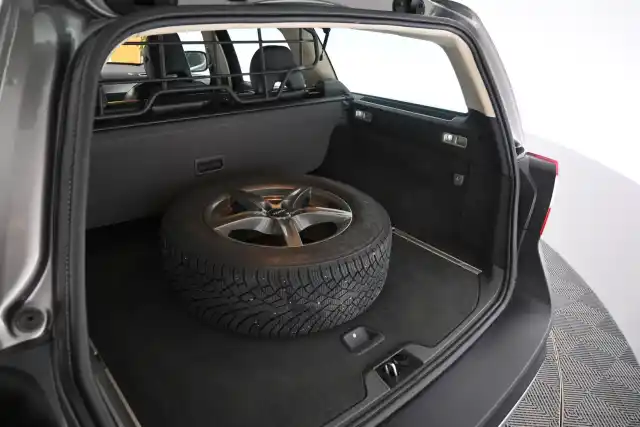 Harmaa Farmari, Volvo XC70 – AVY-987