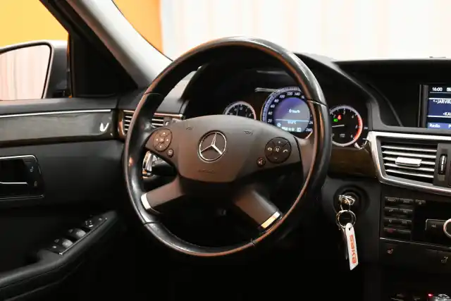 Harmaa Sedan, Mercedes-Benz E – AXY-688