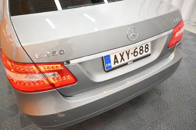 Harmaa Sedan, Mercedes-Benz E – AXY-688