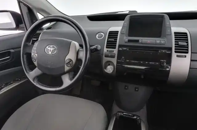 Punainen Viistoperä, Toyota Prius – BKZ-647