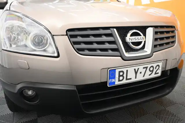 Ruskea Maastoauto, Nissan Qashqai – BLY-792