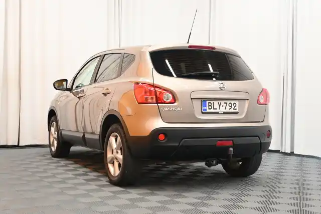 Ruskea Maastoauto, Nissan Qashqai – BLY-792