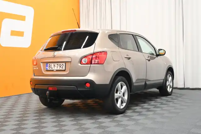 Ruskea Maastoauto, Nissan Qashqai – BLY-792