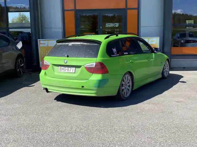 Vihreä Farmari, BMW 320 – BMG-871