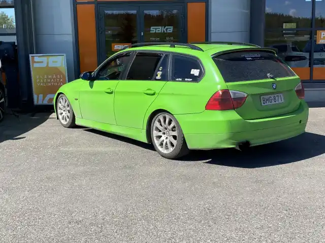 Vihreä Farmari, BMW 320 – BMG-871