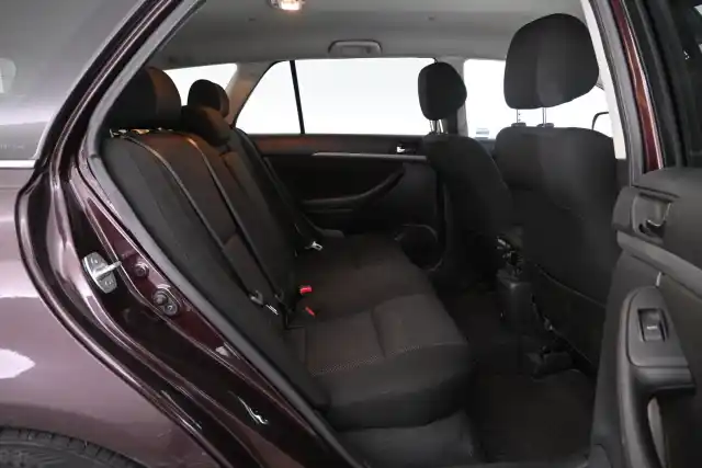 Punainen Farmari, Toyota Avensis – BMY-648