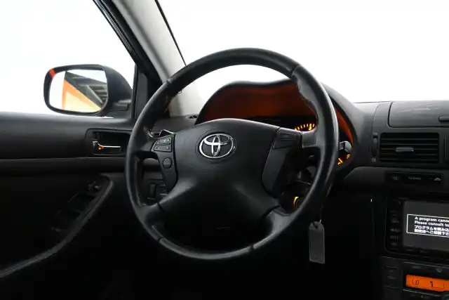 Punainen Farmari, Toyota Avensis – BMY-648