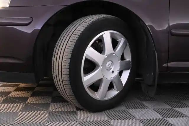 Punainen Farmari, Toyota Avensis – BMY-648