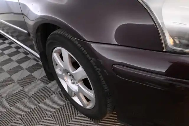 Punainen Farmari, Toyota Avensis – BMY-648