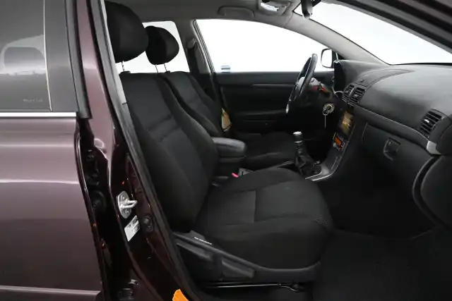 Punainen Farmari, Toyota Avensis – BMY-648