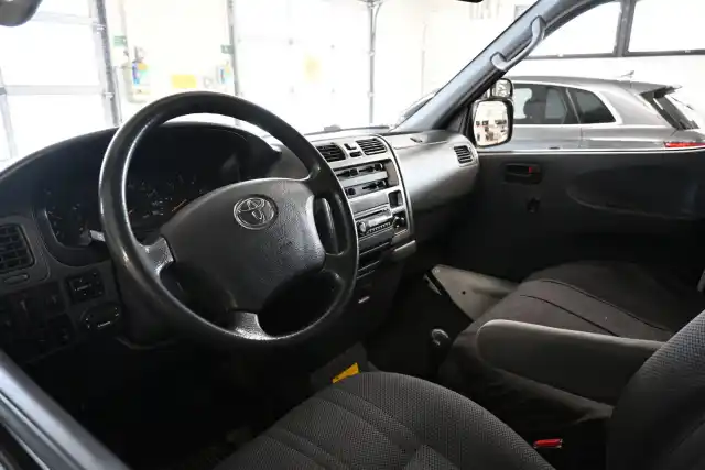 Valkoinen Pakettiauto, Toyota Hiace – BNI-683
