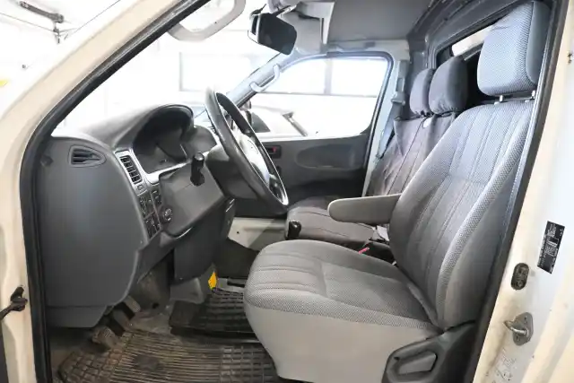 Valkoinen Pakettiauto, Toyota Hiace – BNI-683