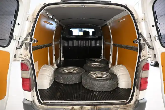 Valkoinen Pakettiauto, Toyota Hiace – BNI-683