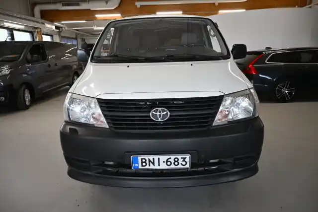 Valkoinen Pakettiauto, Toyota Hiace – BNI-683