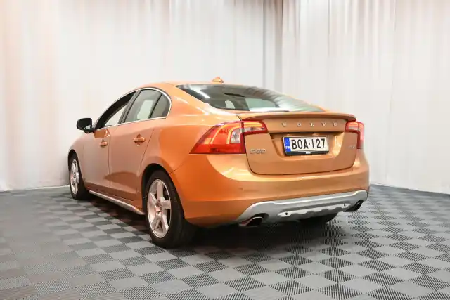 Oranssi Sedan, Volvo S60 – BOA-127