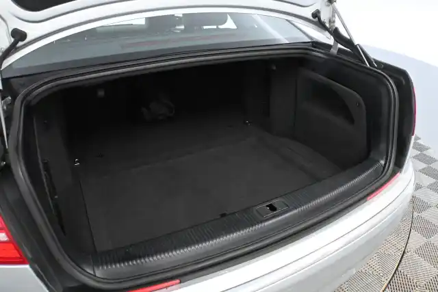 Hopea Sedan, Audi A8 – BOA-777