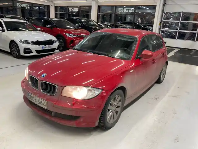 Punainen Viistoperä, BMW 118 – BOB-664