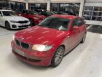 Punainen Viistoperä, BMW 118 – BOB-664, kuva 1
