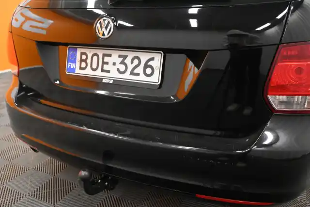 Musta Farmari, Volkswagen Golf – BOE-326