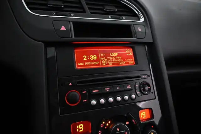Musta Tila-auto, Peugeot 5008 – BOH-826