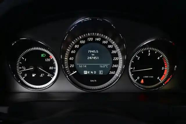 Harmaa Sedan, Mercedes-Benz C – BOK-272