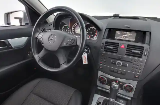 Harmaa Sedan, Mercedes-Benz C – BOK-272