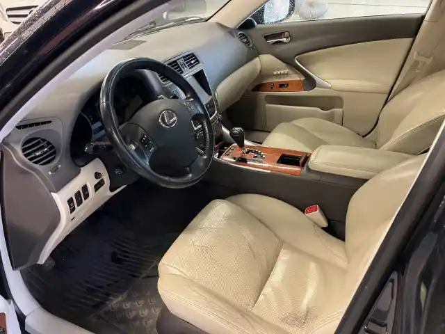 Sininen Sedan, Lexus IS – BOK-539