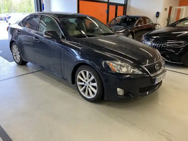Sininen Sedan, Lexus IS – BOK-539