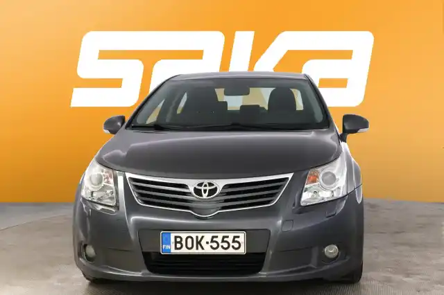 Harmaa Sedan, Toyota Avensis – BOK-555