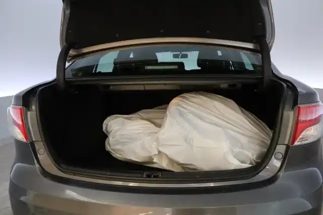 Harmaa Sedan, Toyota Avensis – BOK-555