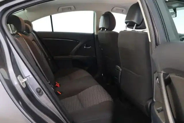 Harmaa Sedan, Toyota Avensis – BOK-555