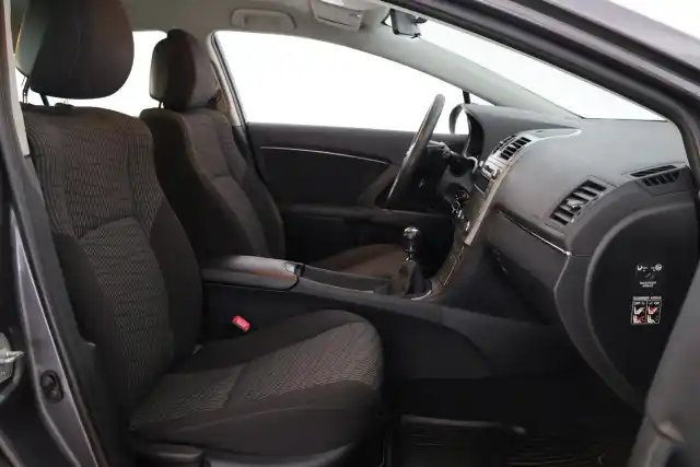 Harmaa Sedan, Toyota Avensis – BOK-555