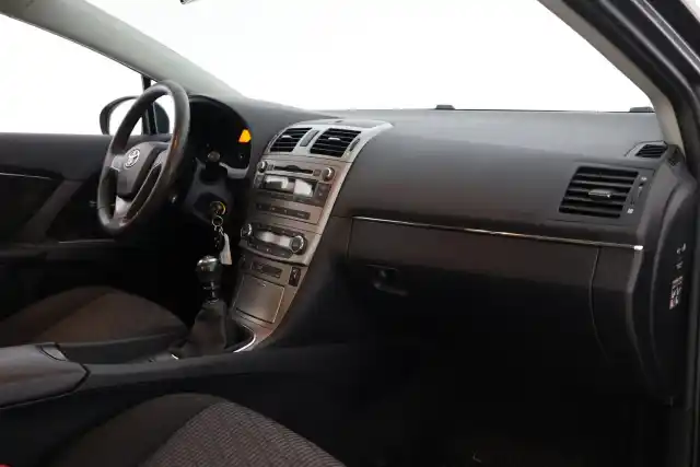 Harmaa Sedan, Toyota Avensis – BOK-555