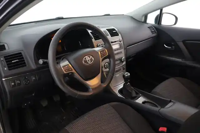 Harmaa Sedan, Toyota Avensis – BOK-555