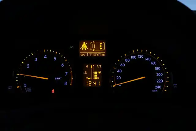 Harmaa Sedan, Toyota Avensis – BOK-555