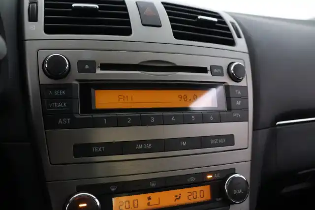 Harmaa Sedan, Toyota Avensis – BOK-555