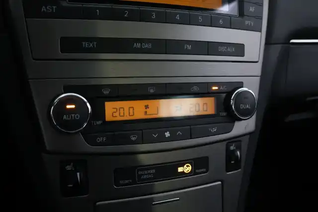 Harmaa Sedan, Toyota Avensis – BOK-555