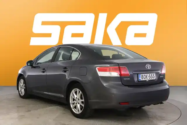 Harmaa Sedan, Toyota Avensis – BOK-555