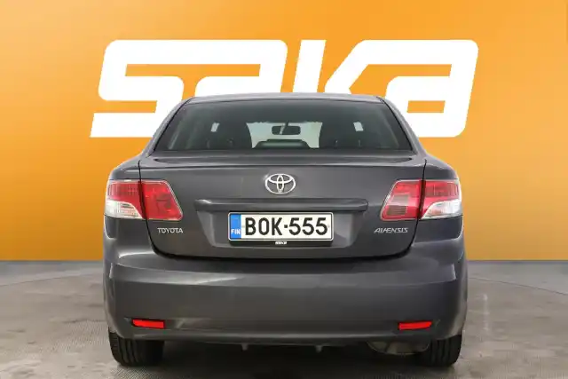 Harmaa Sedan, Toyota Avensis – BOK-555