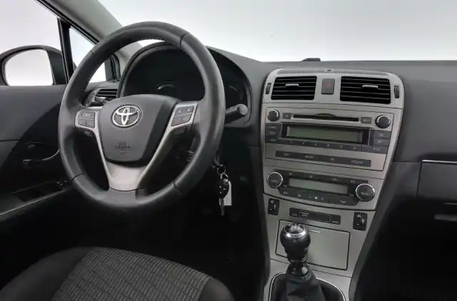Harmaa Sedan, Toyota Avensis – BOK-555